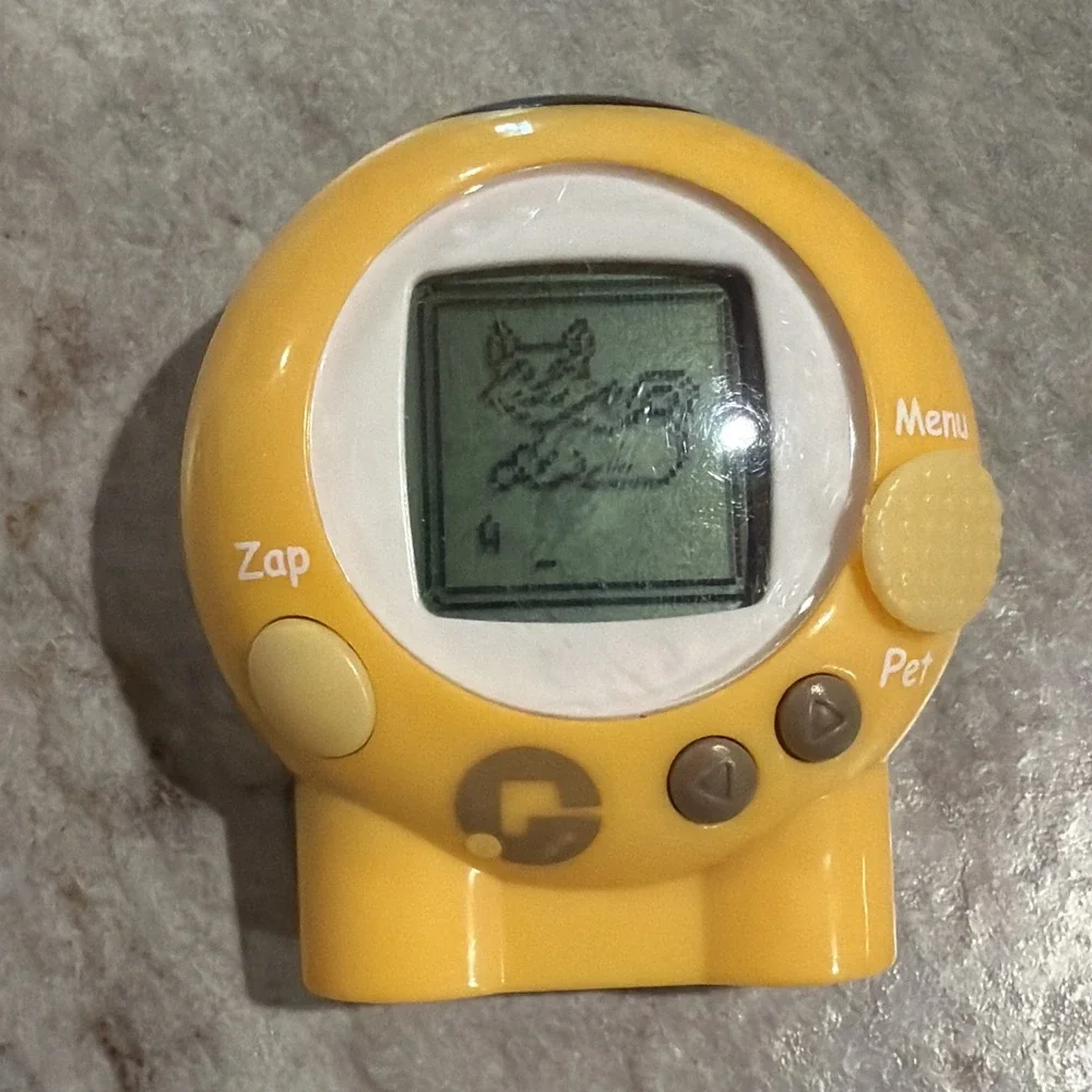 Giga Pets Explorer Yellow Tomcat Virtual Pet Handheld 2006 Gigapet WORKS
